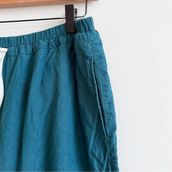 NOTPERFECTLINEN • Cropped Tokyo Linen Pants in Emerald Green - Picture 4 of 13